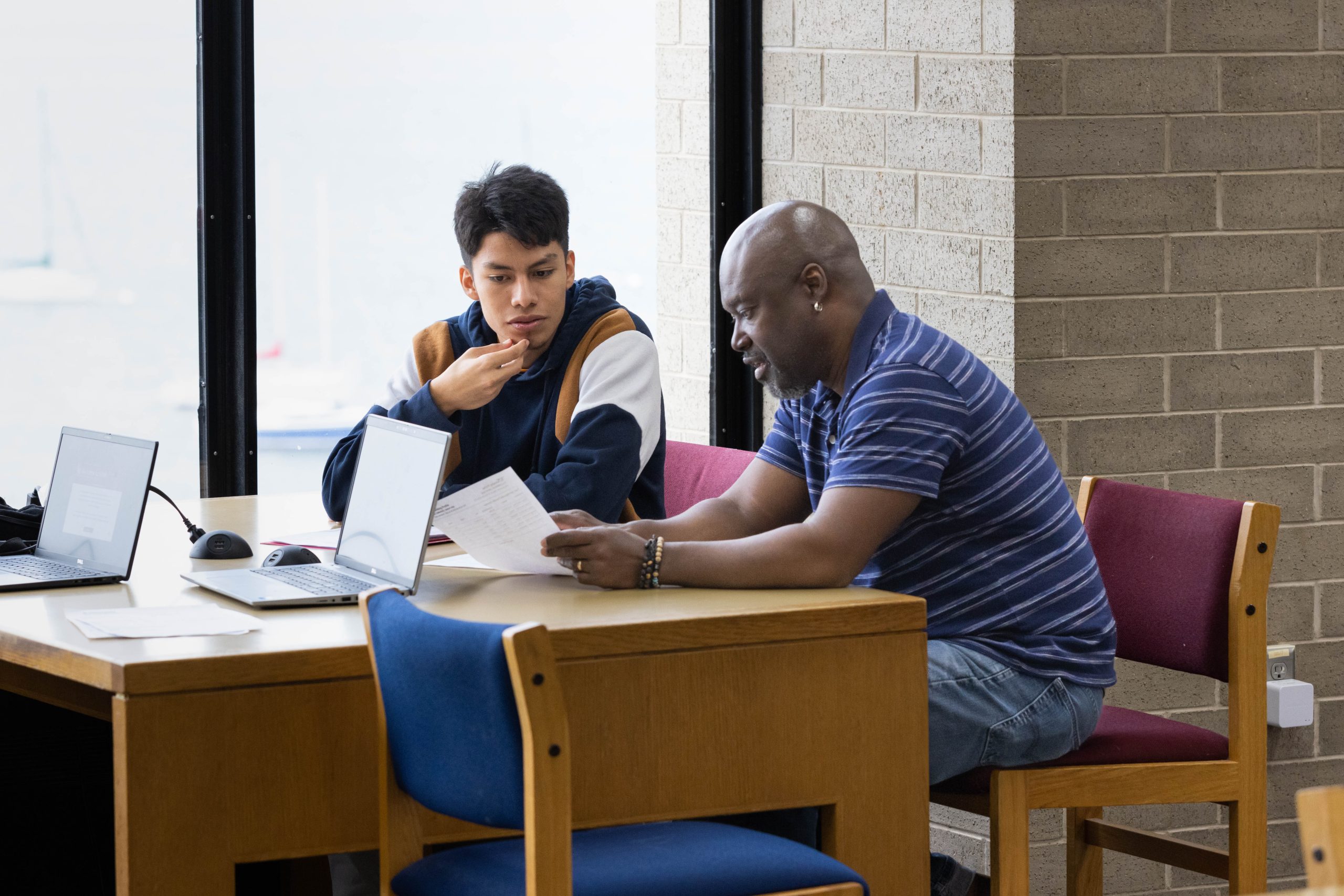Advisor works one-on-one with a student at SOAR